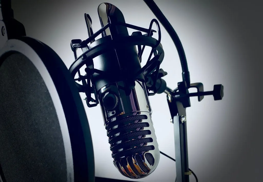 immagine-microfono-podcast-dietro-la-lavagna-apprendimento-completo